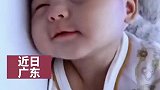 宝宝刚睡醒打哈欠，不料被妈妈强制关机，网友：小家伙还一脸享受呢