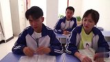 小伙上课偷吃臭豆腐，味道太臭被老师发现，真是太逗了
