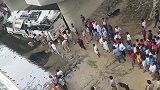 印度载50人大巴司机打瞌睡 从4.5米高空坠河致29人遇难