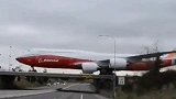 波音747这操作，不怕把桥压塌了吗