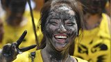 最敬业“黑脸”！女记者出镜遭众人抹草灰 只剩牙是白的