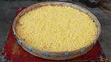 云南山里人煮一锅菜能吃3天，围着锅炉边吃边夹，这种吃法真少见