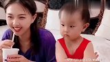在闺女面前喂媳妇吃东西，小棉袄吃醋的样子绝了，眼神能杀死人