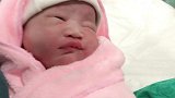 记录新生儿宝宝和妈妈的第一次亲密接触，脸贴脸的那刻太美了
