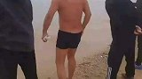 下海游泳突遇大雾，众人齐声大喊帮忙辨别方向