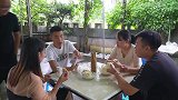 四川方言：吃包子剔壳壳，吃馒头剥皮，太不像话该修理！