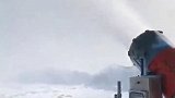 来自哈尔滨冰雪大世界的任性，居然用这种方式造雪