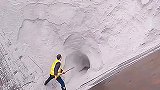 流沙随时塌方，这工作真危险