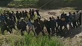 人心齐泰山移，大伙靠人力消除滑坡隐患