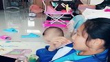 相差十几岁的姐弟，摊上这样抠门的姐姐，弟弟卖萌都无济于事