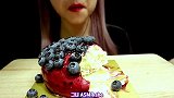 美女试吃鲜果蓝莓奶油蛋糕、蓝莓奶昔