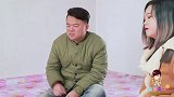 傻小伙错把美女认成媳妇，没想被设计套路他5000元，真逗