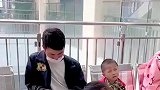 儿子在哭女儿躺在凳子上两小时
