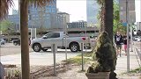 在路边假扮草人恶搞路人，路人纷纷被吓到