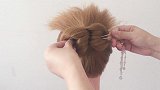 四十岁的女人发型不要一成不变，试试这样扎，优雅大方