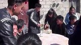 四川彝族农民办喜酒好闹热，城里人从没见过，这场面堪比美国大片