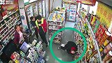 便利店女收银遭“言语骚扰” 扔出剪刀正中男子头部