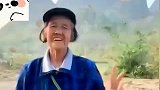 太厉害啦！75岁老奶奶为在景区卖水，自学11国语言！