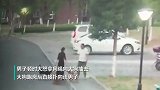 小型犬遭不拴绳大狗撕咬 男子护小犬不成反被咬伤