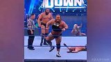 WWE奥蒂斯风骚终结技！这波与好友配合太灵性