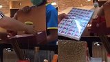 小伙下单快递代买麻酱送来麻将 顾客收货时看到物品哭笑不得