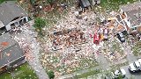 美国一栋民宅发生爆炸 房屋被夷为平地只剩地基 现场碎片满地