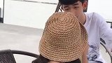 相差12岁的兄妹，只要有了好吃的，兄妹俩都忘不了先让对方尝