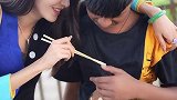 必须安排到位啊，吃饭工具都给安排上了 翡翠  砍价  美女  是时候来安排一下了