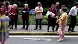 重庆：不锈钢拐杖30楼掉下险砸路人，肇事业主：一时疏忽