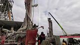 今日腊八节，山东栖霞救援现场，向井下矿工投放腊八粥。山东 烟台