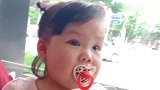 小吃货原本都快睡着了，没想到冰淇淋一来，张开眼睛立马精神了！