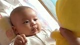 妈妈拿玩具逗小宝宝玩，没想到宝宝这么开心，小表情太萌了！