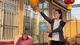 城市里不能放鞭炮，给姥姥表演个人工的