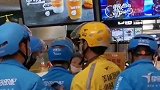 都说同行之间是冤家，可这两位外卖小哥关系却很好！