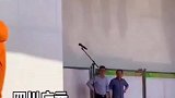 学生穿玩偶服和领导挨个握手