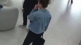 男孩妇女节当天悄悄买花