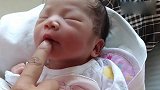 妈妈还故意弄宝宝的嘴巴，睡着的宝宝也很无奈吧