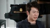 郎朗吉娜追剧，吉娜情不自禁的举动被郎朗阻止，网友太爱郎朗了