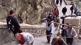 别再说山上的水贵了，看看这些挑山工，谁都不容易