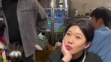 生日和朋友吃饭，异地男友突然出现