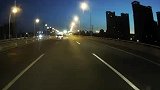 有种东西叫后视镜，可以看到后面的车
