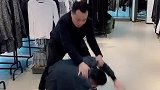 让你嘚瑟，踹飞你