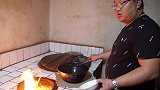 甘肃农村土灶柴火炖的鸭子，色香味俱全，老家人就喜欢这样吃饭