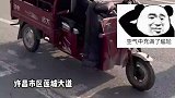 老姐妹乘坐拉货三轮组团外出，被交警拦下批评教育，下一秒惊呆了