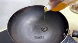 土豆买回来，就像我这样做，做个土豆烧腊肉，好吃又下饭