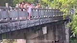 小姐姐在桥上跳下河，底下男的时刻准备施救！