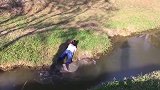 外国女孩翻跟头，但是最后却把自己给摔了，简直是太逗了吧！