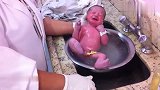 宝宝刚出生眼睛还没睁开就要洗澡，哭得好无助好没安全感