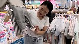 一家四口逛街，给双胞胎萌娃买衣服，走到哪都是焦点，回头率超高
