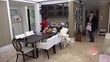贾静雯跟梧桐妹闹别扭，修杰楷当起和事佬，亲自送继女去学校！